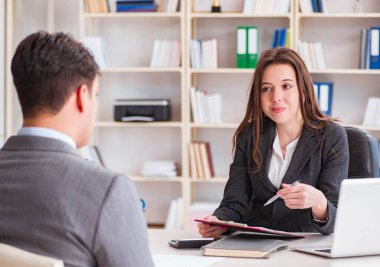 İş adamıyla iş kadını arasındaki iş görüşmesi