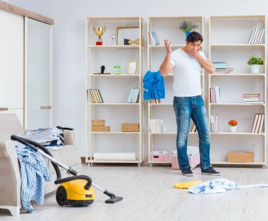 Adam evi temizliyor.