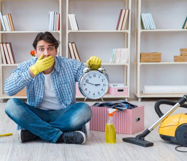 Adam evi temizliyor.