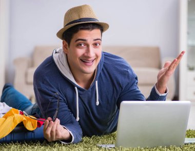 Tatil gezisini haritayla planlayan adam