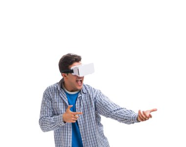 Sanal gerçeklik gözlüğü takan genç adam.