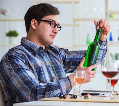 Profesyonel şarap garsonu kırmızı şarap tadıyor.