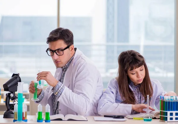 Twee chemici die in het lab experimenteren — Stockfoto