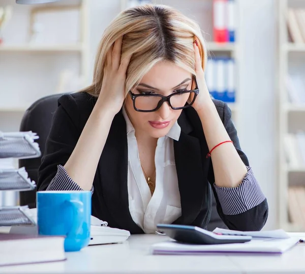 Empresária frustrada trabalhando no escritório — Fotografia de Stock