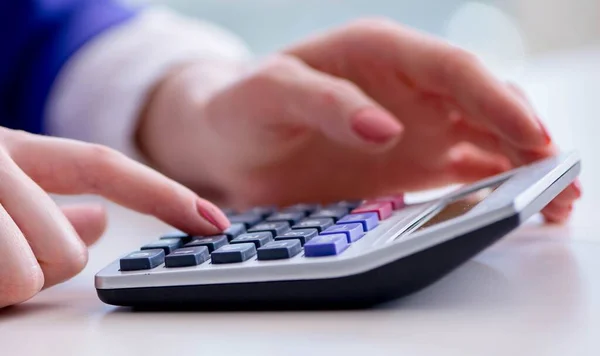 Руки, работающие на калькулятор учета расчета прибыли — стоковое фото
