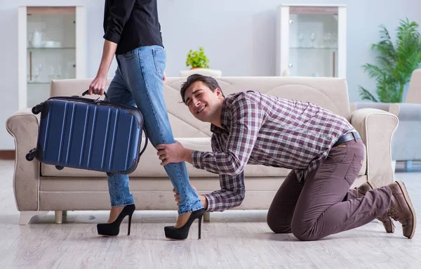 Familia joven en concepto de relación rota —  Fotos de Stock