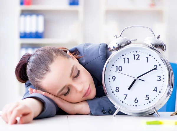 Imprenditrice nel concetto di gestione del tempo dormire — Foto Stock