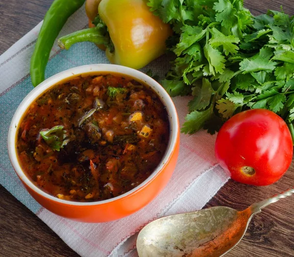 Schüssel mit traditioneller Suppe Borscht auf dem Tisch — Stockfoto