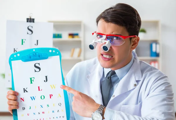 Eye doctor in eyecare concept in het ziekenhuis — Stockfoto