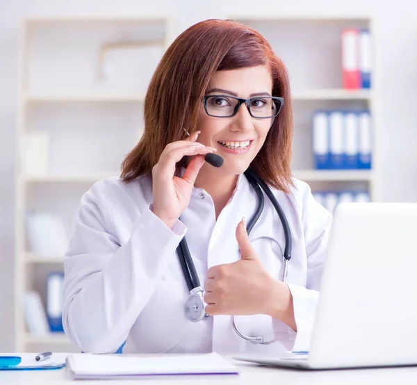 Mulher médica no conceito de telemedicina — Fotografia de Stock