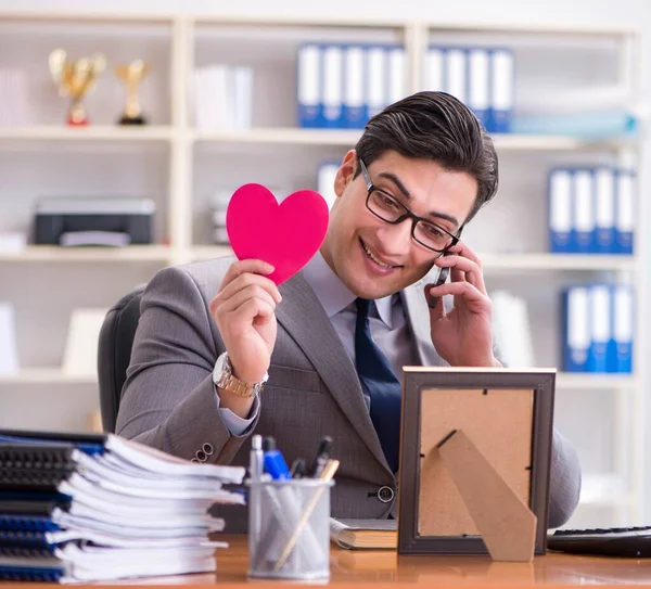 Бизнесмен чувствует любовь и любовь в офисе — стоковое фото
