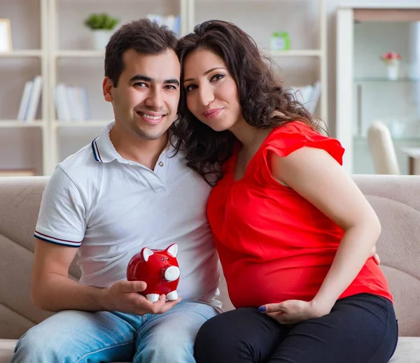 Familia joven pareja esperando un bebé — Foto de Stock