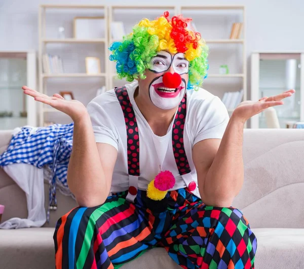 Dronken clown viert feest thuis — Stockfoto