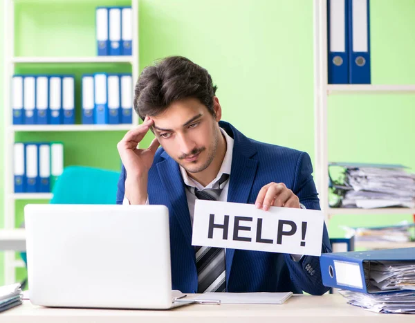 Empresario descontento con el trabajo excesivo sentado en la oficina —  Fotos de Stock