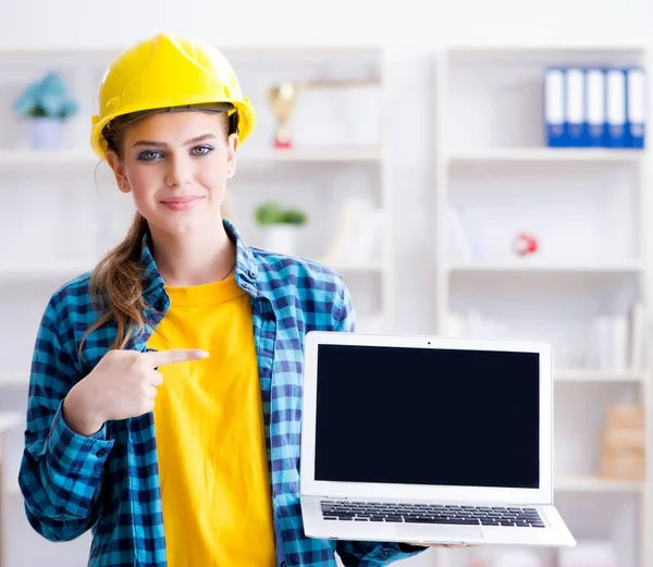 Mujer en concepto de blogging industrial — Foto de Stock