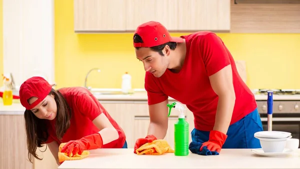 Sprzątanie profesjonalnych wykonawców pracujących w kuchni — Zdjęcie stockowe