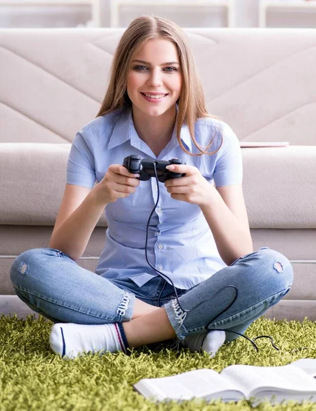 若い女性学生ゲームをプレイホーム — ストック写真