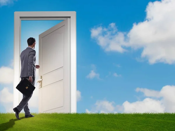 未来への扉の前に立つビジネスマン — ストック写真