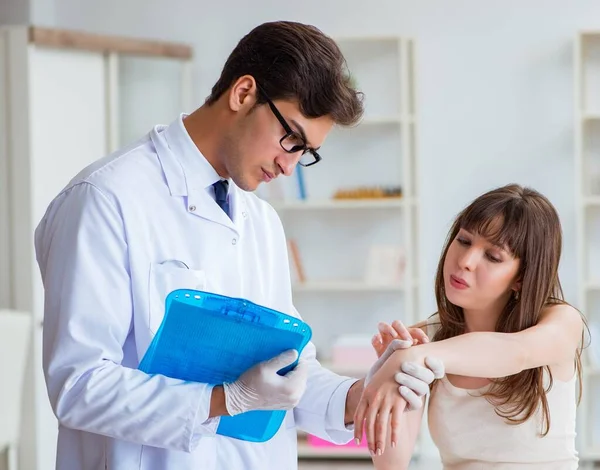 Médico examinando la piel de una paciente femenina —  Fotos de Stock