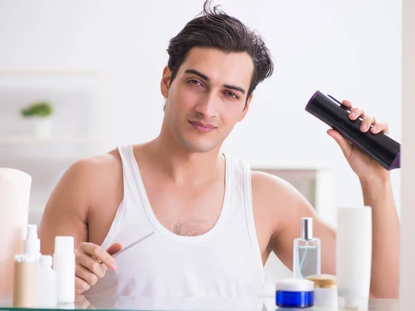 Jovem homem drygin seu cabelo pela manhã — Fotografia de Stock
