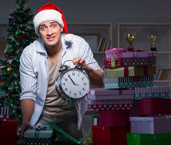 Hombre con muchos regalos de Navidad en cajas —  Fotos de Stock