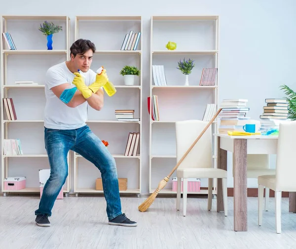 Een schoonmaakster thuis. — Stockfoto