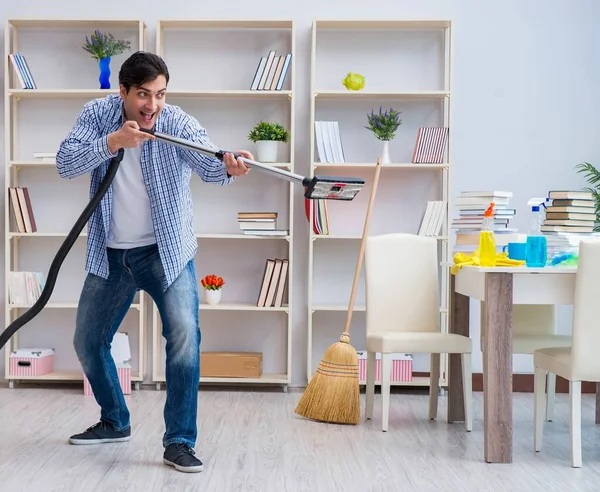 Homem fazendo limpeza em casa — Fotografia de Stock