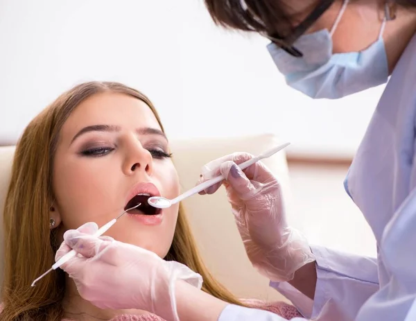 Mulher paciente visitando dentista para check-up regular — Fotografia de Stock