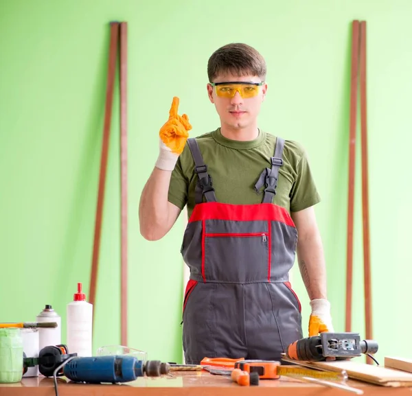 Joven carpintero trabajando en taller — Foto de Stock