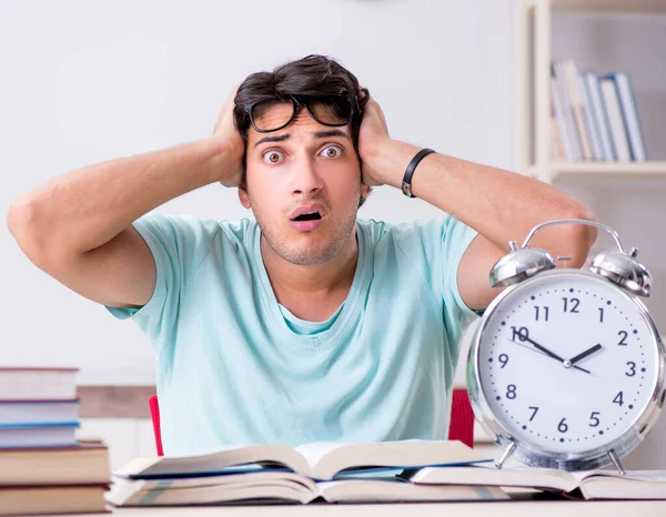 Joven estudiante guapo preparándose para los exámenes escolares — Foto de Stock