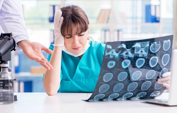 Två läkare diskuterar röntgen MRI bild på sjukhus — Stockfoto