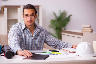 Genç erkek mimar salgın sırasında evden çalışıyor.