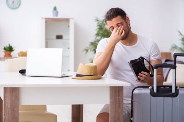 Genç adam evden ayrılmaya hazırlanıyor.