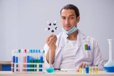 Laboratuvarda çalışan genç bir kimyager.