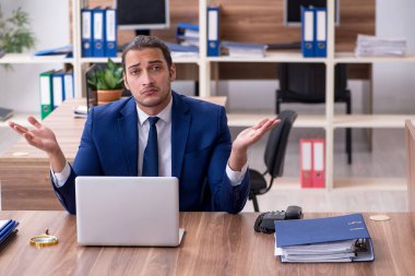 Ofiste çalışan genç bir erkek.