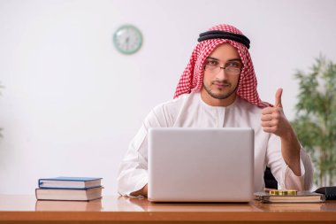 Ofiste çalışan genç bir Arap erkek.