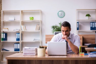 Ofiste çalışan genç bir erkek.