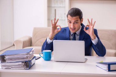 Salgın konsepti için evden çalışan genç erkek çalışanlar.