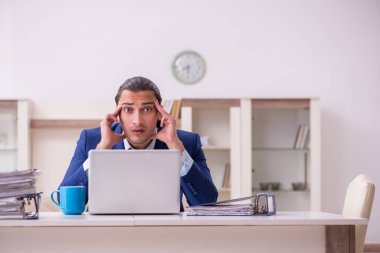 Salgın konsepti için evden çalışan genç erkek çalışanlar.