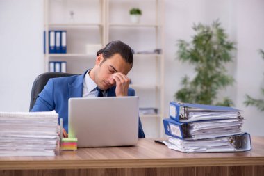 Genç bir erkek işçi aşırı işten memnun değil.