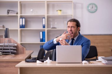 Genç hasta işadamı işyerinde acı çekiyor