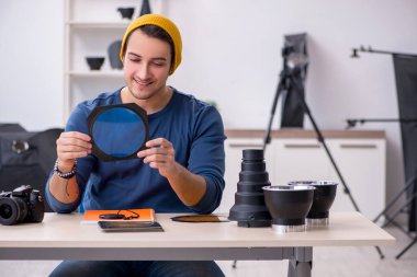 Stüdyoda çalışan genç bir fotoğrafçı.