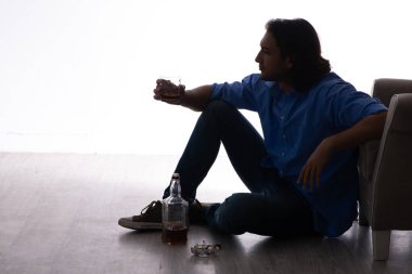 Genç adam alkolizmden muzdarip.