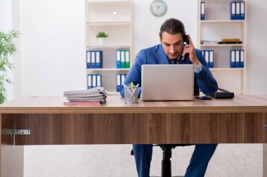 Ofiste çalışan genç bir iş adamı.