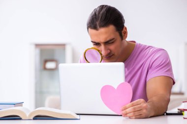 İnternet üzerinden aşkı arayan genç bir erkek öğrenci