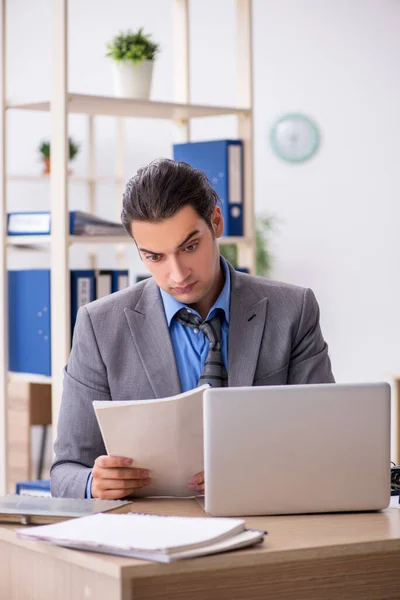 Empleado joven empresario infeliz con el exceso de trabajo en el o — Foto de Stock