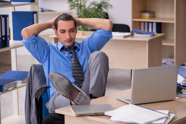 Jungunternehmer Mitarbeiter unzufrieden mit exzessiver Arbeit in der o — Stockfoto