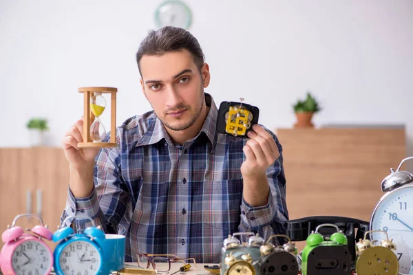 Junger Uhrmacher arbeitet in der Werkstatt — Stockfoto