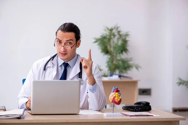 Young male doctor lecturer cardiologist working in the clinic — Stock Photo, Image