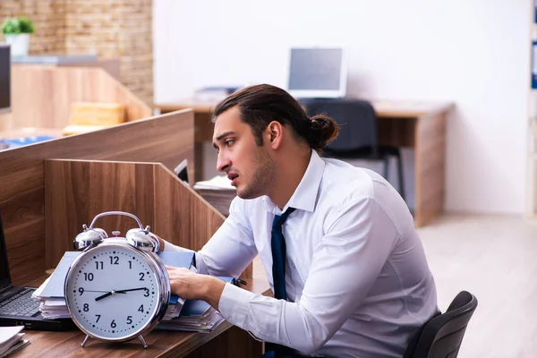 Jeune employé masculin mécontent du travail excessif au bureau — Photo